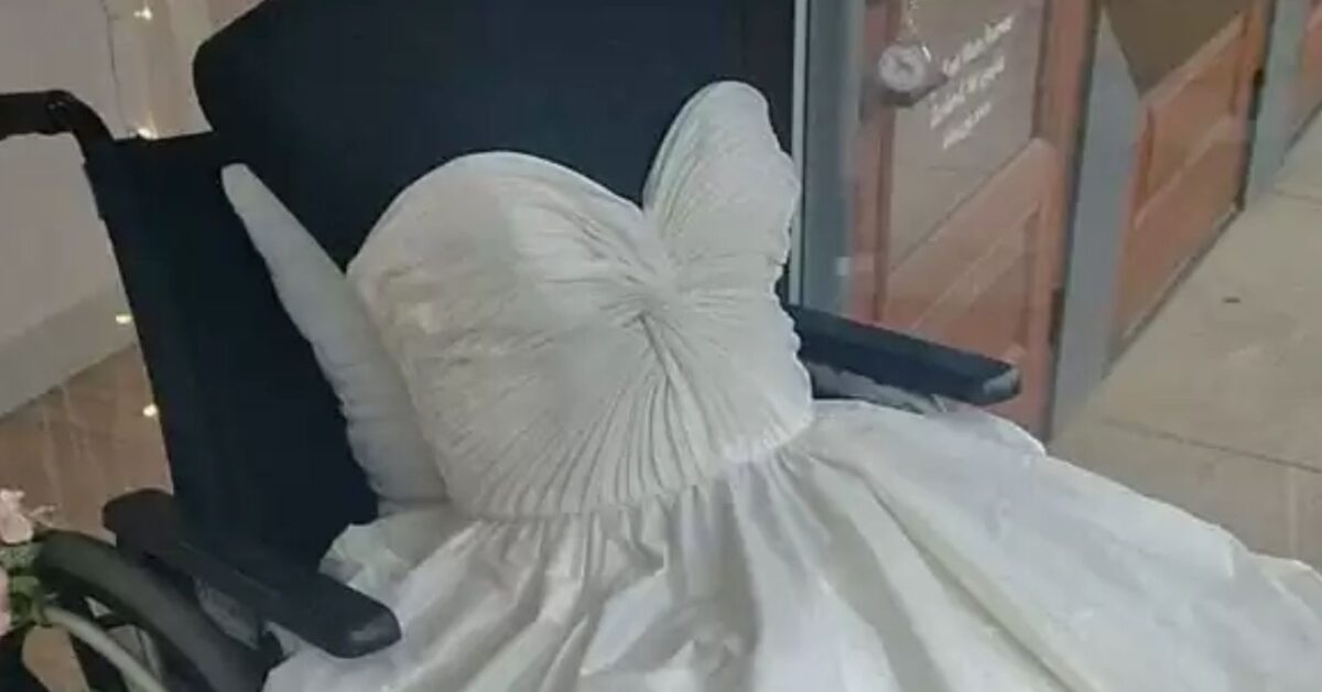 La Vetrina Di Un Negozio Decide Di Esporre Abiti Da Sposa Con Un