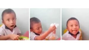 Questo bambino gentiluomo conserva parte del suo pranzo per darlo a sua madre