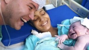 La neonata saluta il padre con un bellissimo sorriso enorme riconoscendo la sua voce