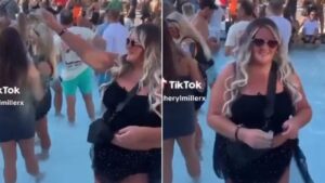 Filmato shock su TikTok, una donna riversa in una piscina le ceneri di suo fratello (VIDEO)