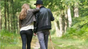 Ogni mattina questo papà di 80 anni accompagna la figlia alla fermata dell’autobus