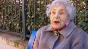 Donna di 101 anni va a fare la spesa da sola, gli abitanti della zona le fanno un bellissimo regalo