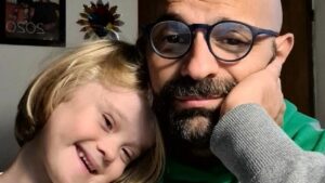 La dolcissima storia di un papà single che ha adottato una bimba con la sindrome di Down