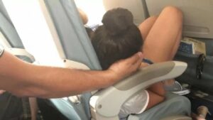 Un padre ha sostenuto la testa della figlia durante tutti i 45 minuti di volo per consentirle di riposare comodamente