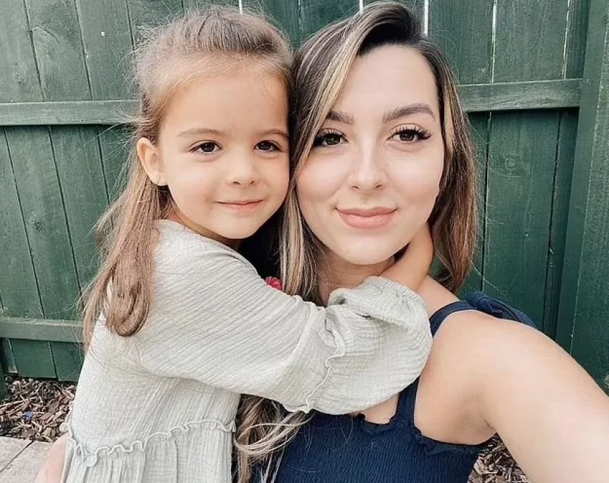 bambina Órla McEvity con la madre