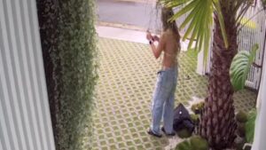 Giovane influencer si scatta delle foto in bikini in una splendida villa, ma verrà smascherata dal vero proprietario