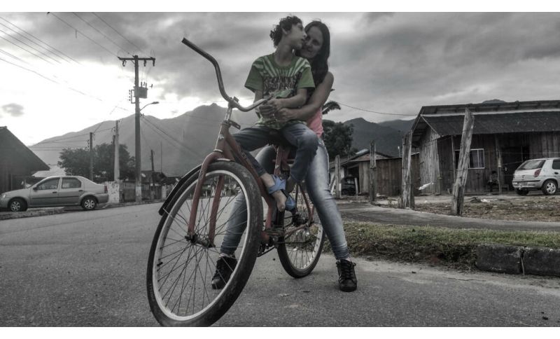 mamma e bambino in bici