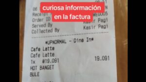 Ordina un caffè in Indonesia e rimane sconvolto da ciò che trova scritto sullo scontrino (VIDEO)