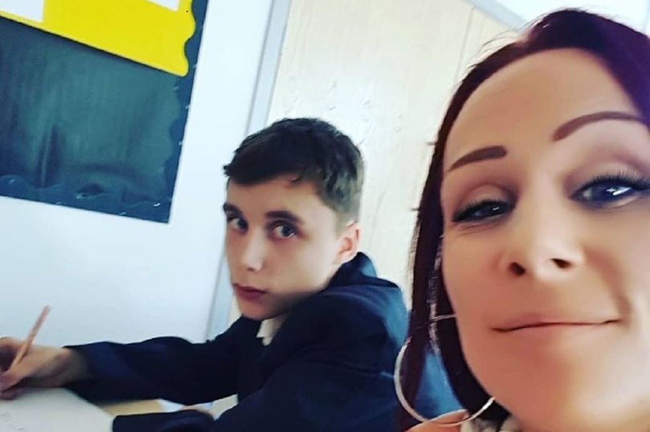 madre raggiunge il figlio in classe per punirlo