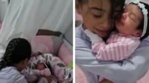 La reazione della bambina per la sorellina neonata è inaspettata: i genitori temevano per l’impatto di questo evento