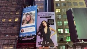 La madre che “sponsorizza” la figlia su uno spazio pubblicitario a Time Square