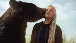 La ragazza e l’orso: storia di un eccezionale rapporto di amicizia