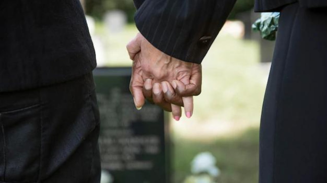 famiglia al cimitero