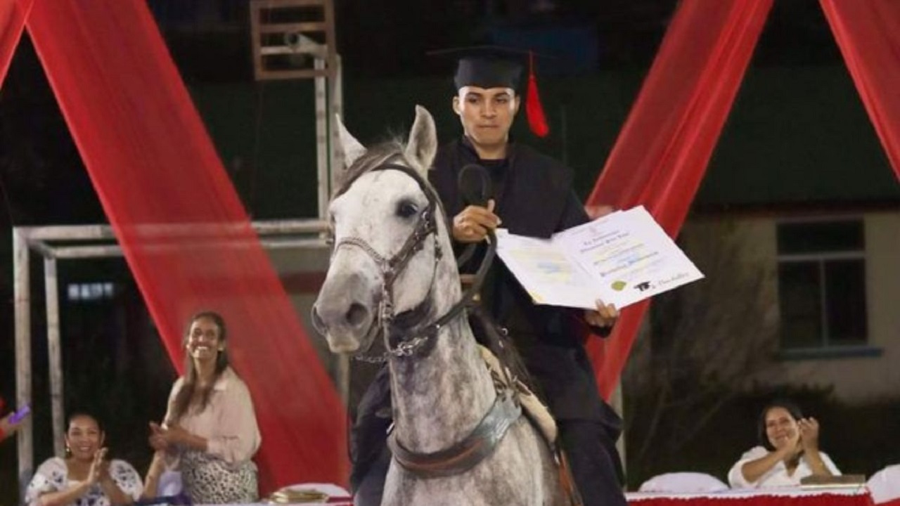 giovane studente presenzia alla laurea in compagnia del suo cavallo