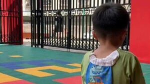 L’uomo decide di abbandonare il bambino a scuola dopo aver scoperto di non essere il padre biologico