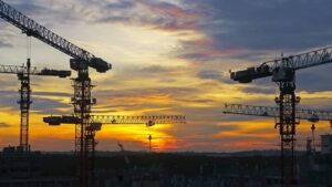 La figlia vuole lasciare la scuola e diventare una tiktoker, il padre la porta in cantiere e la fa scoprire la vita reale