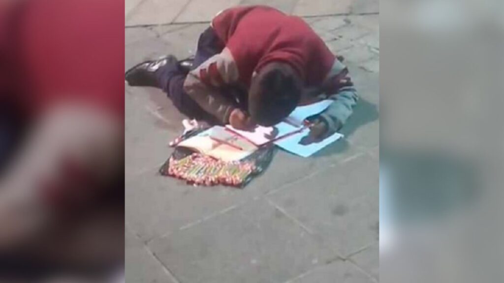 Un bambino vende dolci in strada in Bolivia