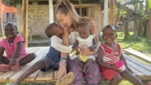 María Galán, la giovane donna che ha adottato 32 bambini in Uganda