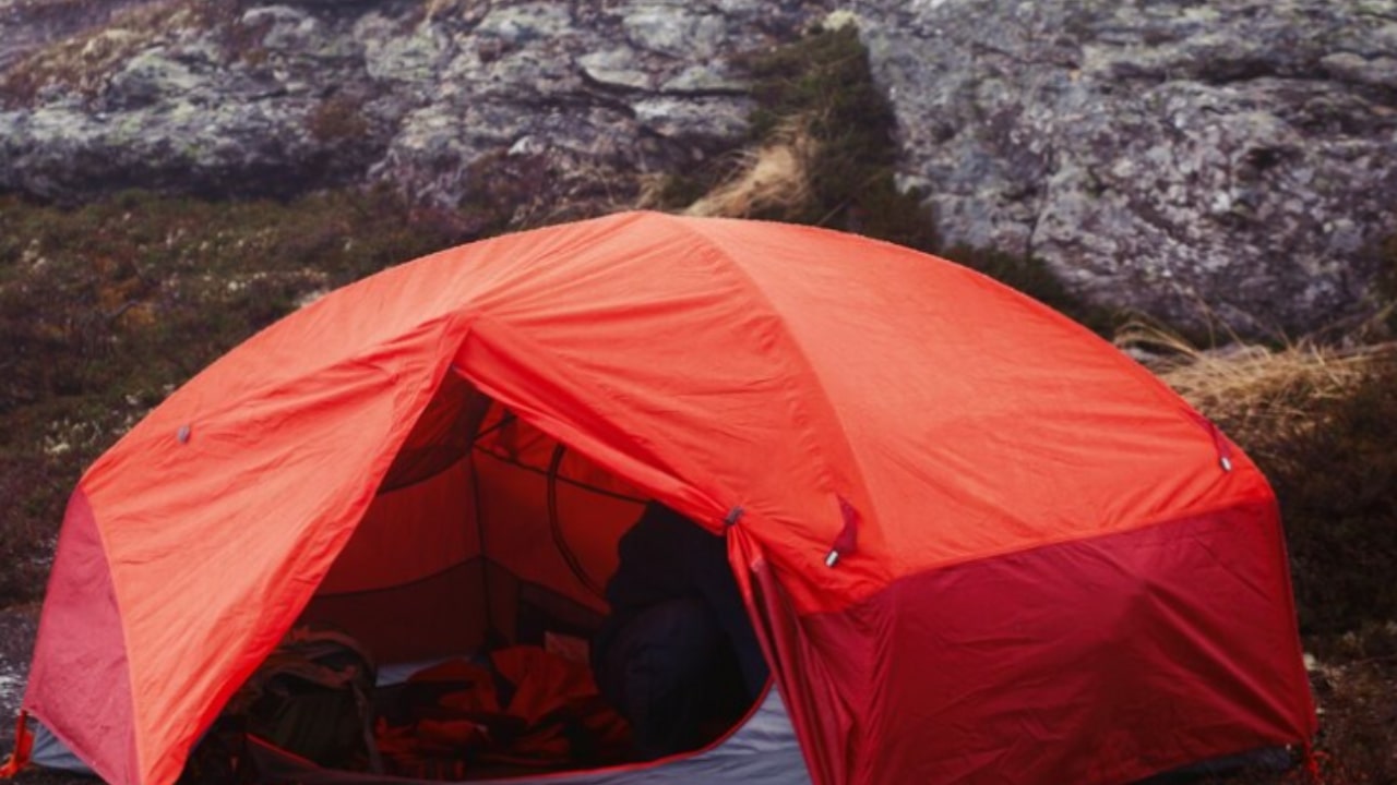 Professoressa dorme in tenda per due anni