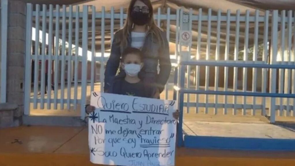 Angel e la mamma fuori dalla scuola