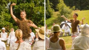 Vestita di sole api, una donna allieta e stupisce il suo pubblico