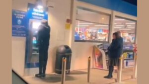 Restano in fila al bancomat per molto tempo finché non si accorgono di una cosa incredibile