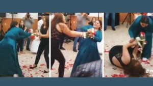 Due donne litigano per prendere il bouquet della sposa: il video diventa virale