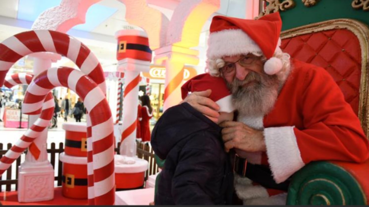 Babbo natale si reca nel centro commerciale per incontrare i bambini