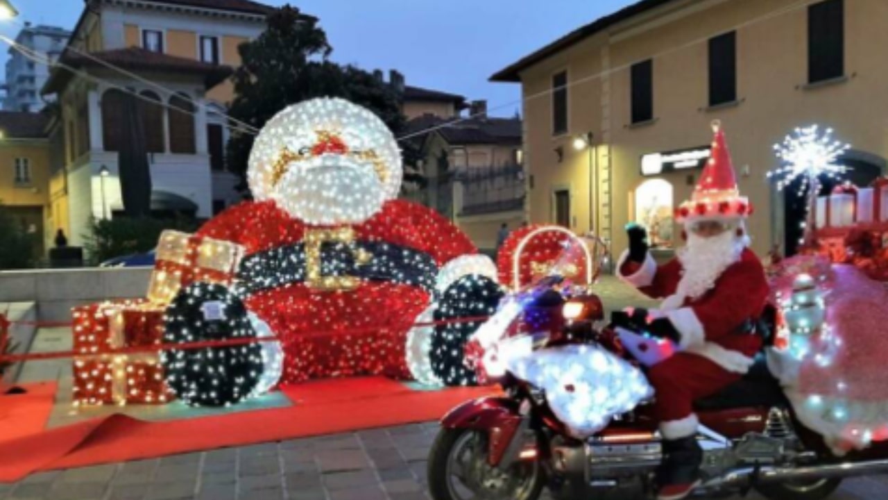 Il dolce Babbo Natale arriva in un mercatino