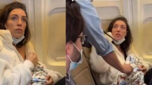 Una donna sembra che allatti il suo bambino in aereo ma i passeggeri si accorgono che nasconde qualcosa di strano